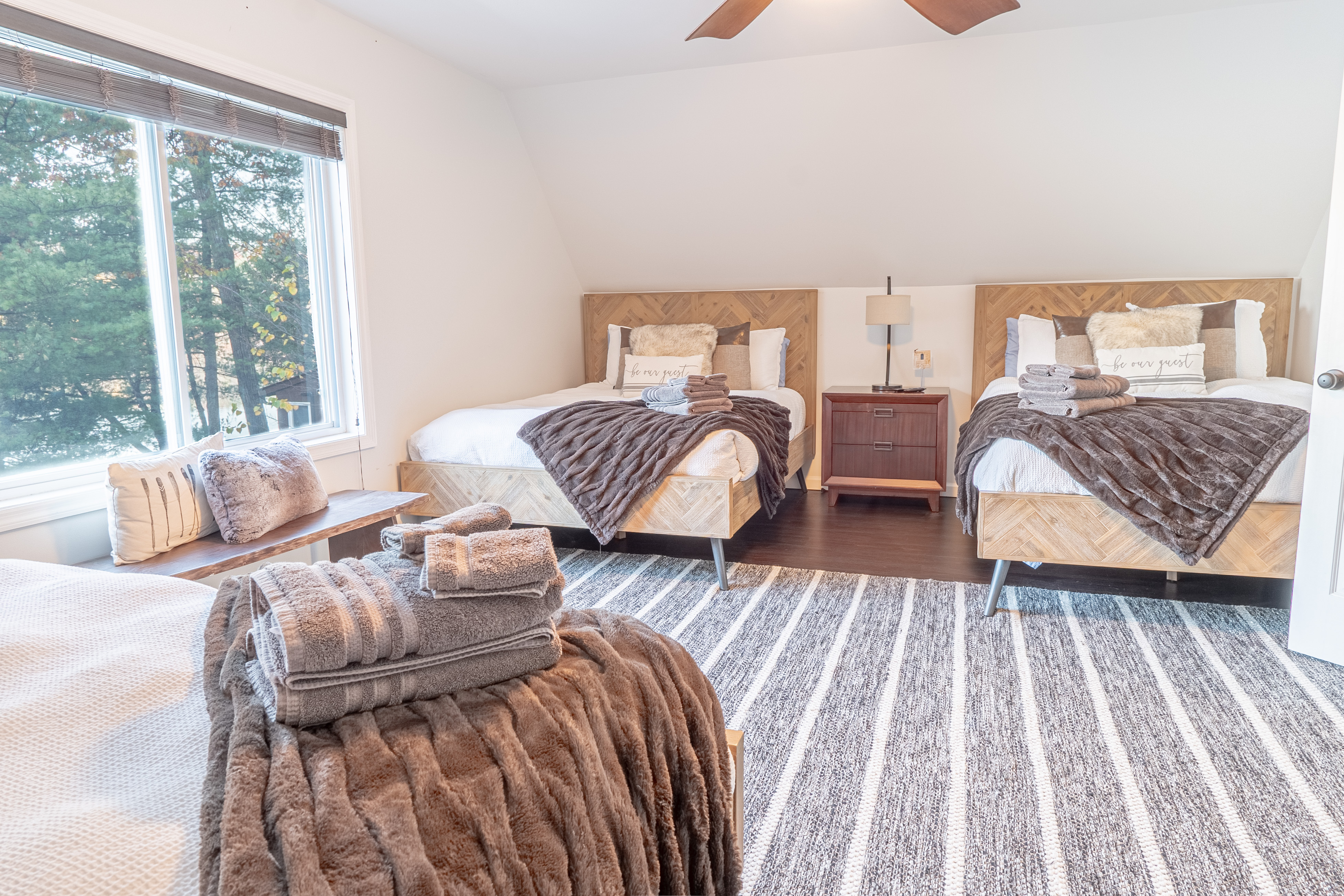 Lakefront Lookout- Hot Tub-Fireplace-Dock-Game Room